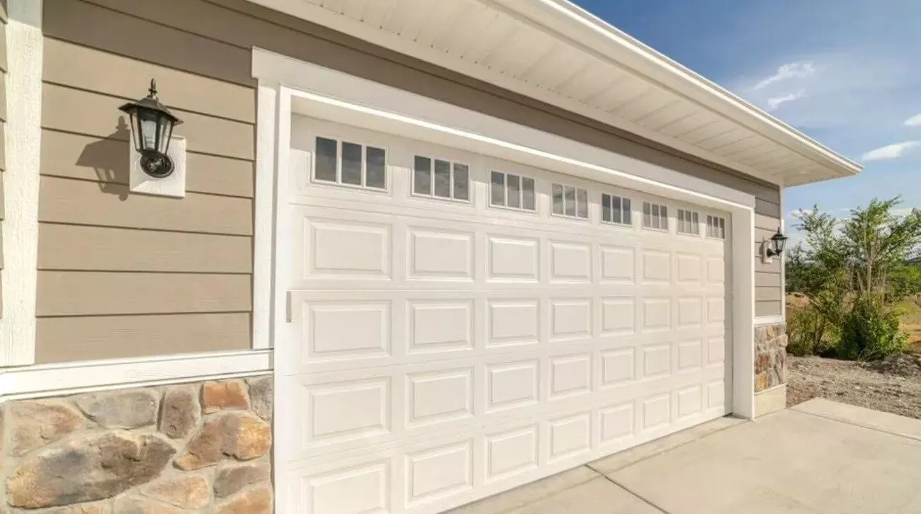 Hiring-Professionals-for-Garage-Door-Replacement